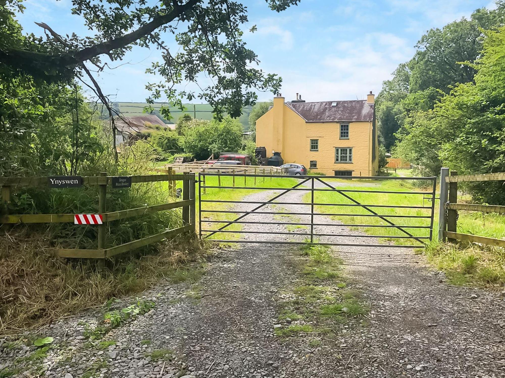 Ynywsen Dairy Flat Villa Llanfynydd Exterior photo